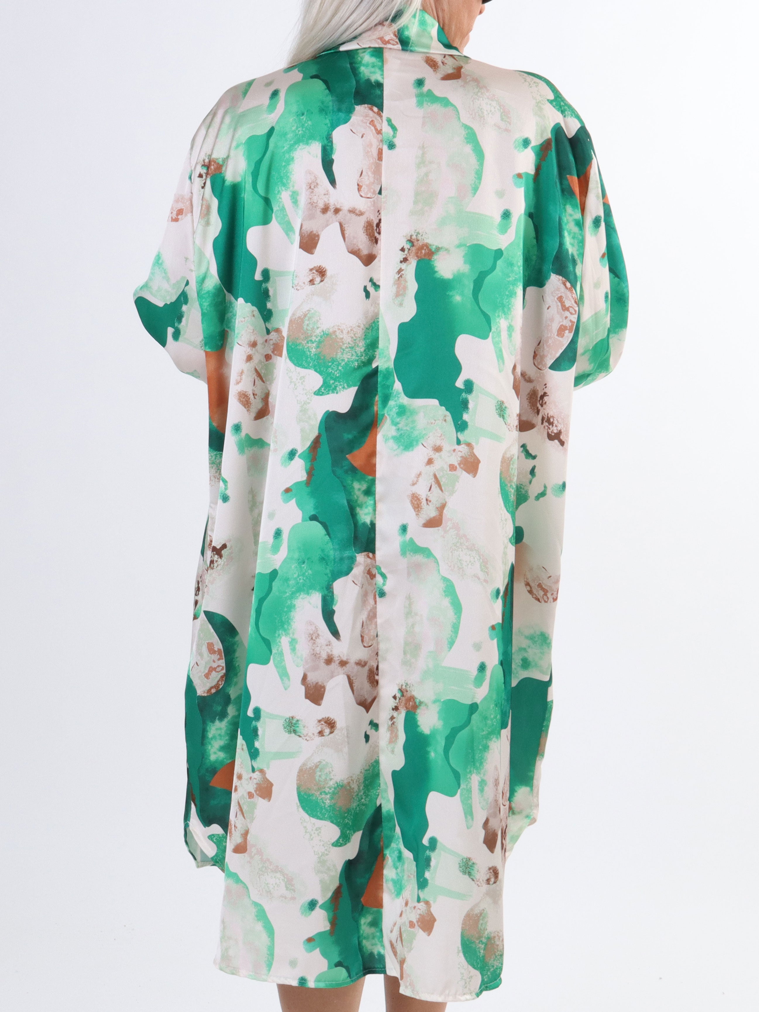 Lyng - Plus size kjole i silkelook med skjortekrave